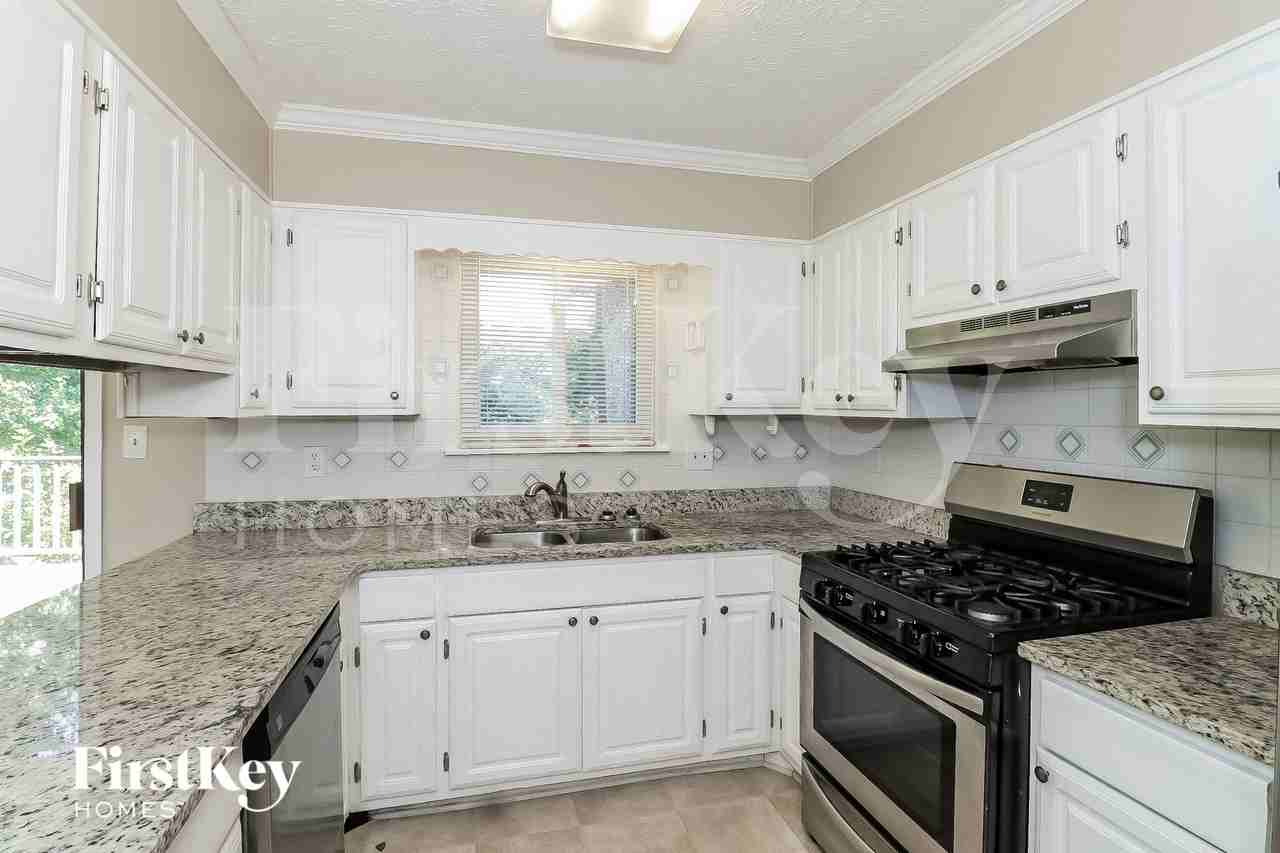 200 Parkmont Ct - Photo 6 of 15