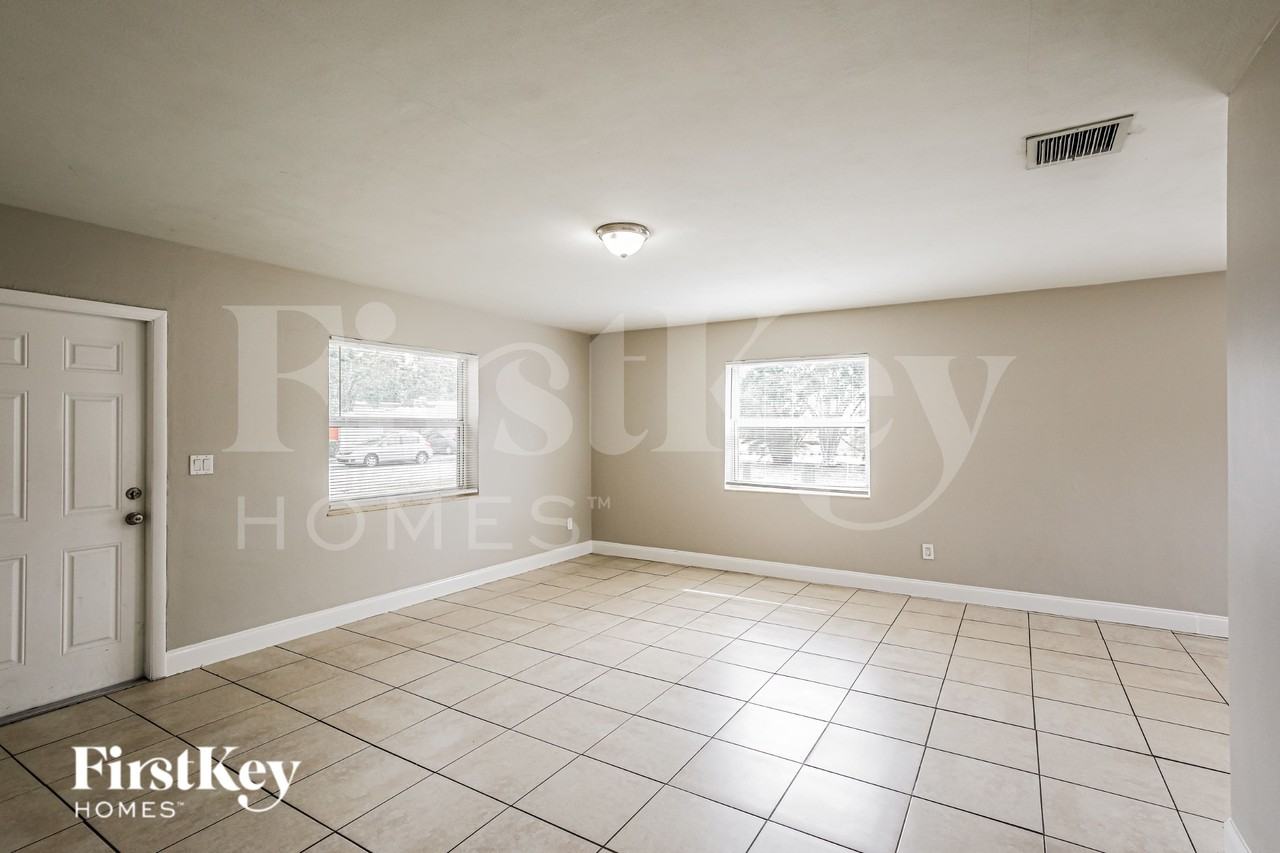 1943 Thomas St - Photo 2 of 19