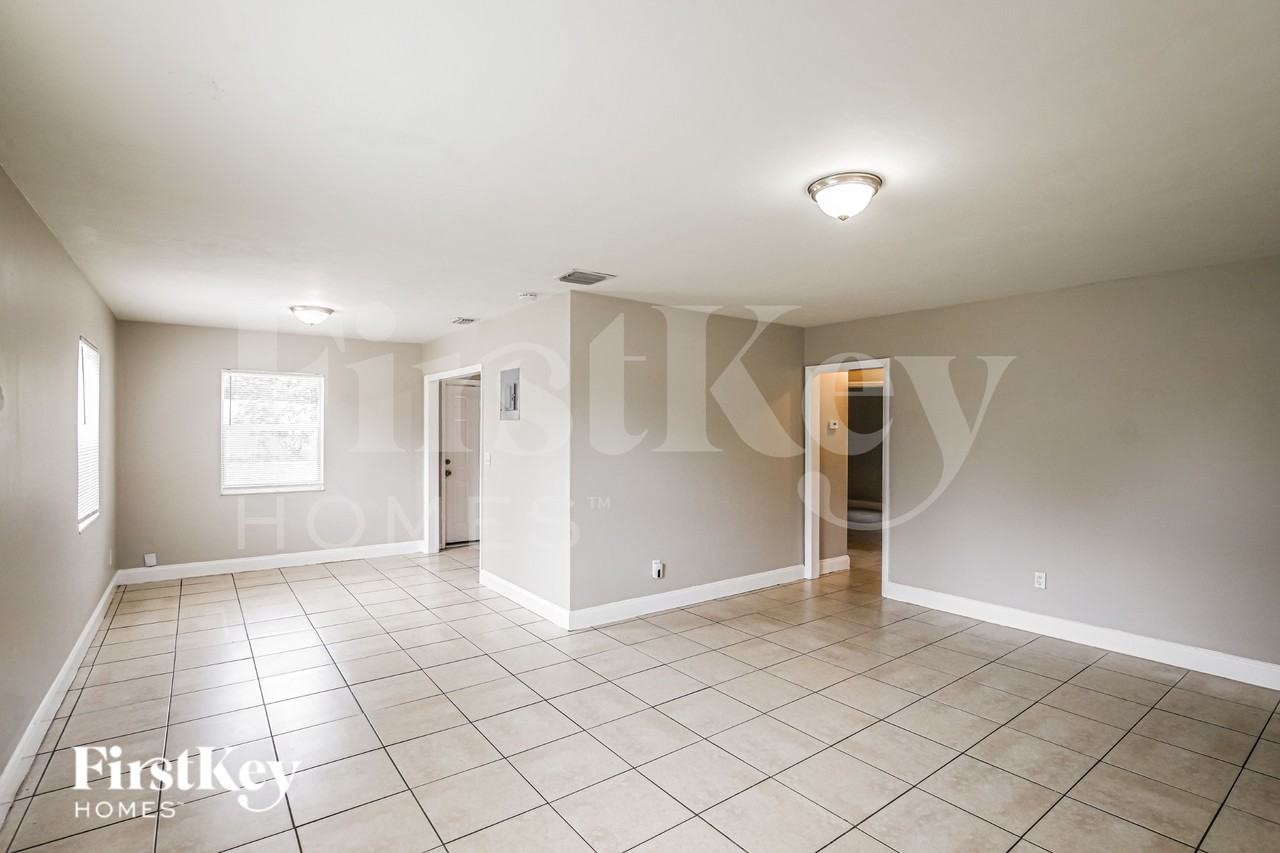 1943 Thomas St - Photo 5 of 19