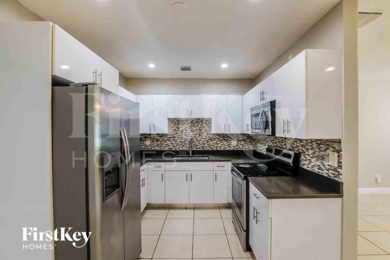 1761 Ne 170th St - Photo 5 of 19