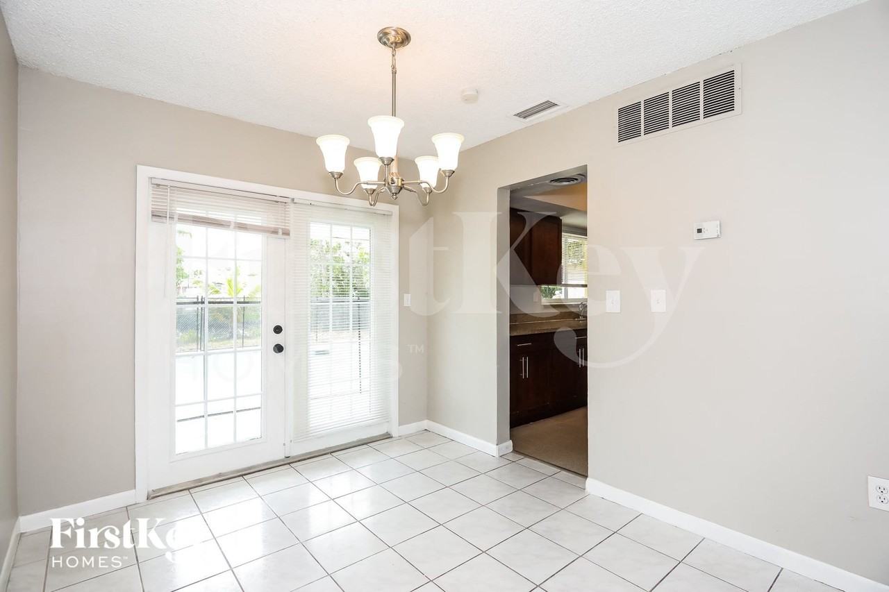 1291 Nw 60th Ave - Photo 4 of 15