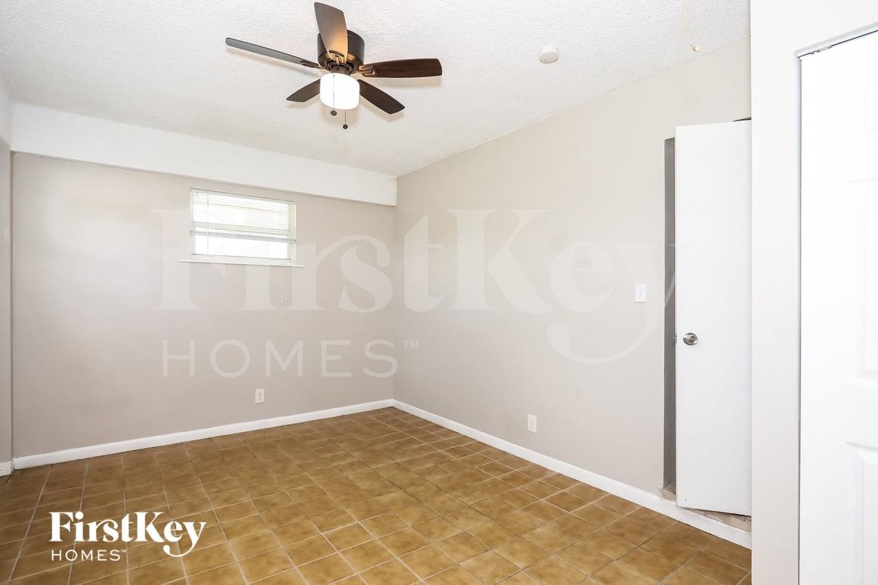 1291 Nw 60th Ave - Photo 7 of 15