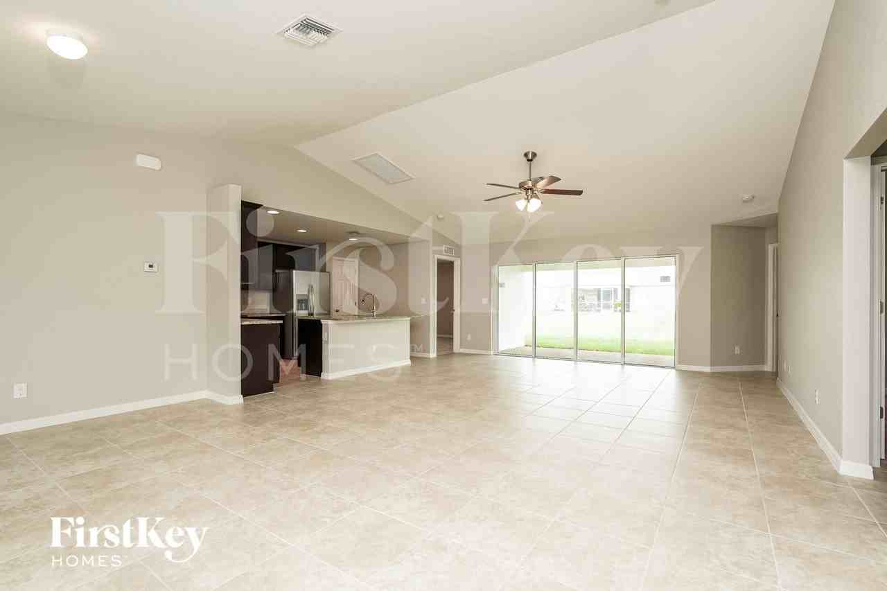 1104 Sw 9th Ave - Photo 2 of 15