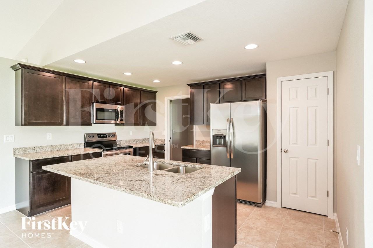 1104 Sw 9th Ave - Photo 4 of 15