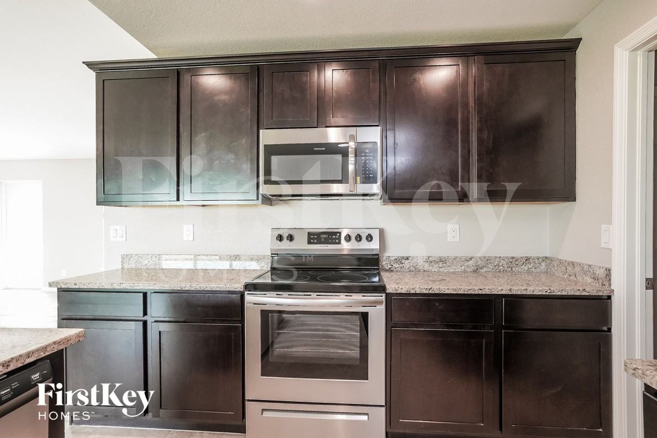 1104 Sw 9th Ave - Photo 5 of 15