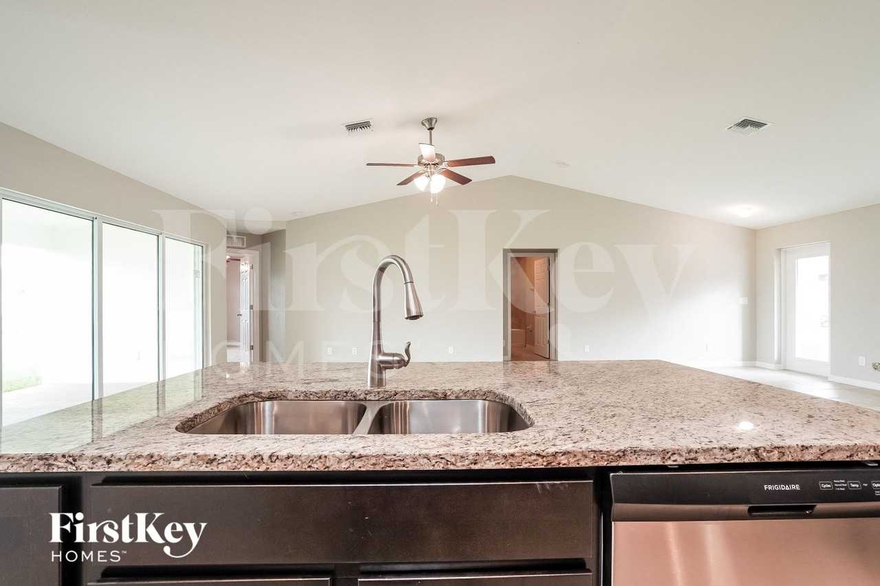 1104 Sw 9th Ave - Photo 6 of 15