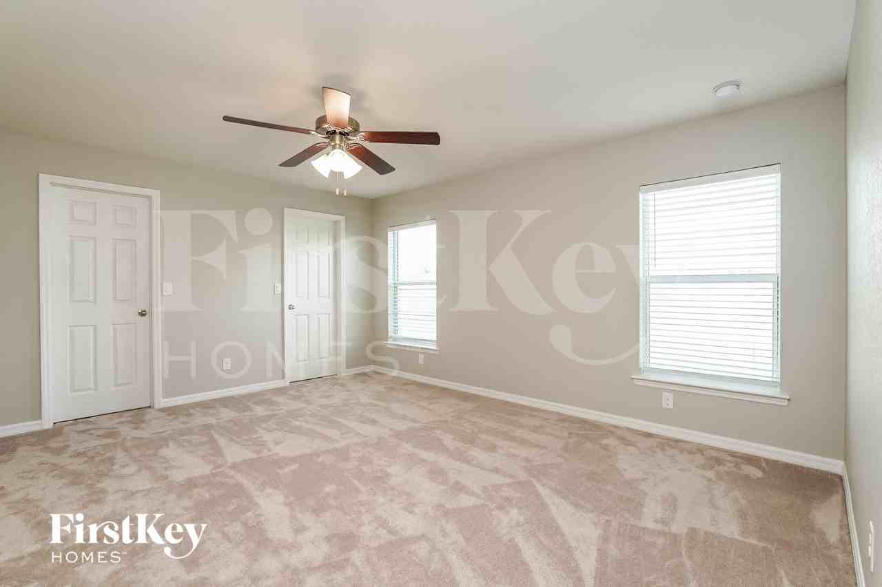 1104 Sw 9th Ave - Photo 7 of 15