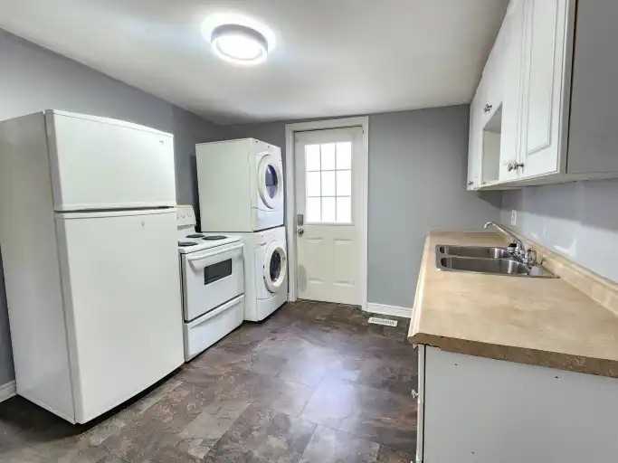 185 Parkhill Rd W #4 - Photo 3 of 19