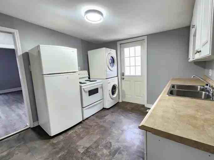 185 Parkhill Rd W #4 - Photo 4 of 19