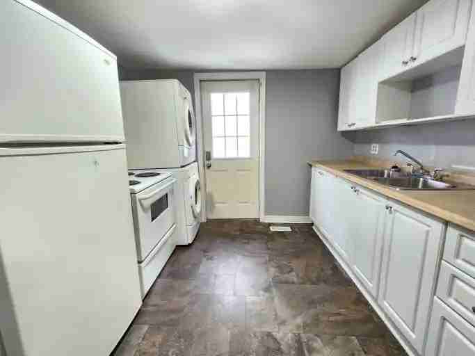 185 Parkhill Rd W #4 - Photo 5 of 19