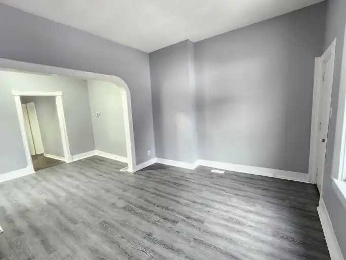 185 Parkhill Rd W #4 - Photo 7 of 19