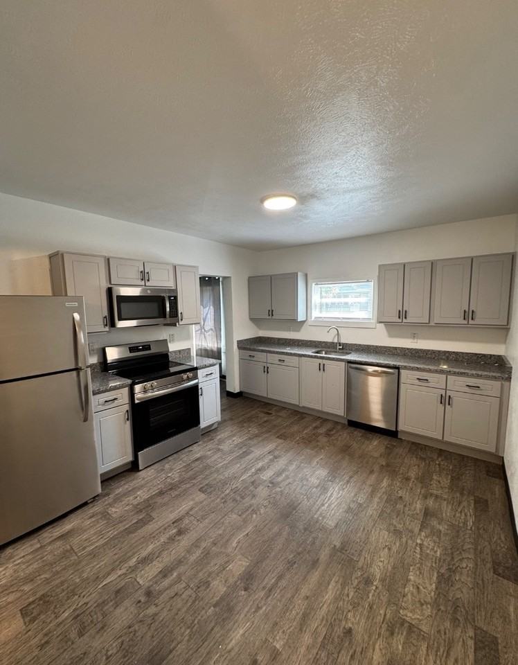 601 W Wolf Ave - Photo 5 of 11