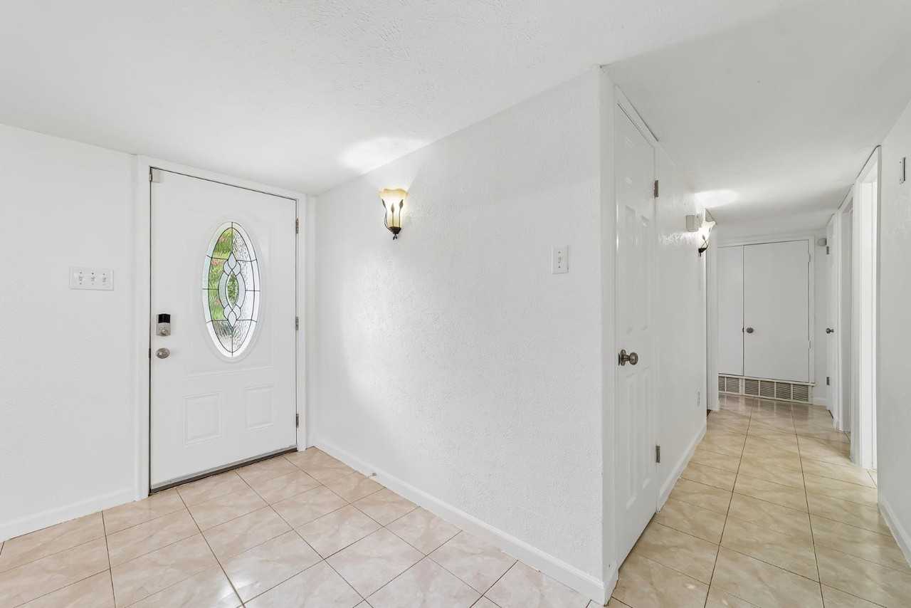 10239 Green Ash Rd - Photo 3 of 20