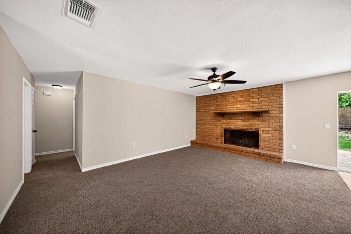 6222 Fort Maddin St - Photo 7 of 38