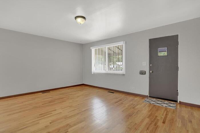 623 Iowa Ave - Photo 6 of 26