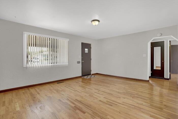 623 Iowa Ave - Photo 7 of 26
