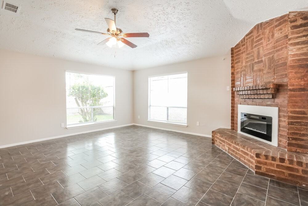 3915 Vineyard Dr - Photo 4 of 17