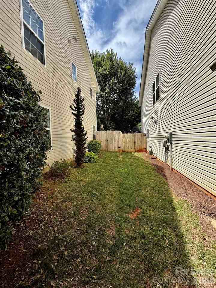 551 Tribune Dr - Photo 2 of 22