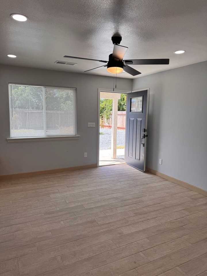 3874 E Ashlan Ave - Photo 5 of 30