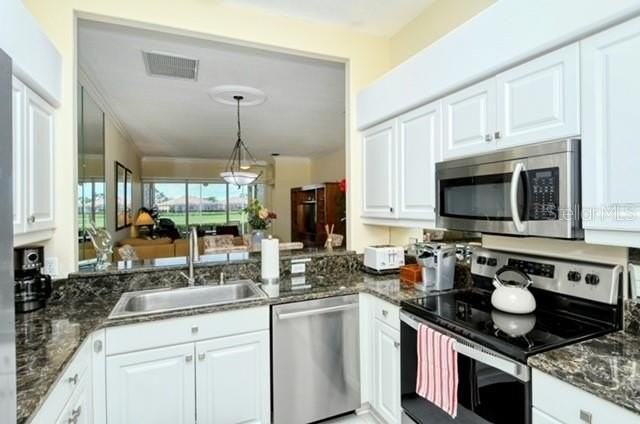 9480 Forest Hills Cir - Photo 7 of 48