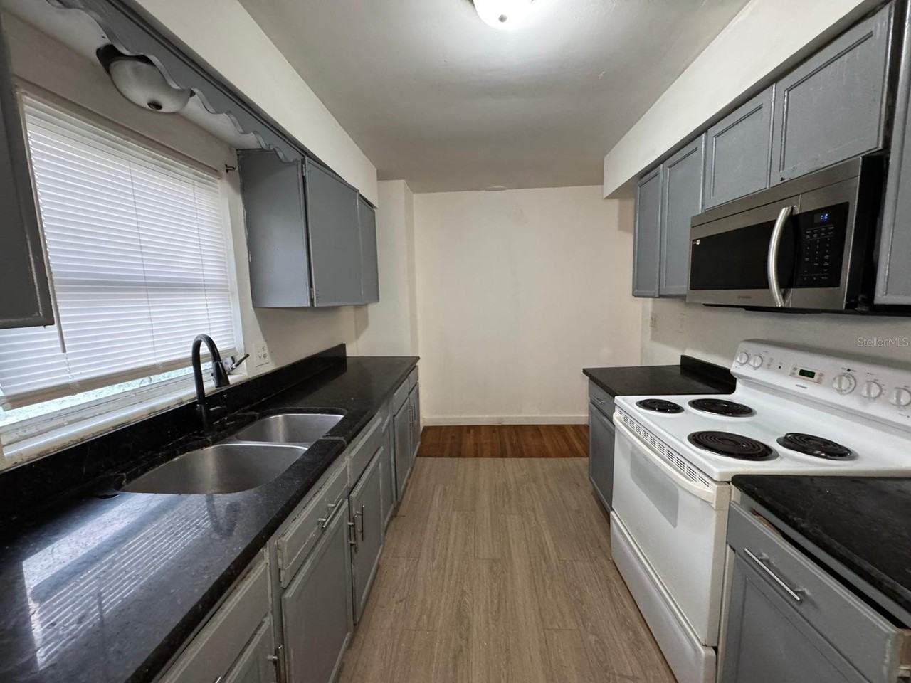 416 Sun Ct - Photo 5 of 37