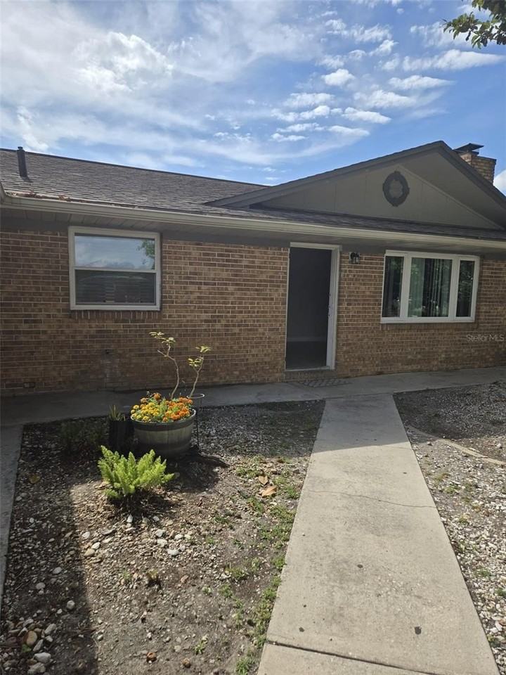 1420 Simmons Rd - Photo 2 of 21