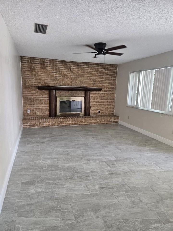 1420 Simmons Rd - Photo 4 of 21