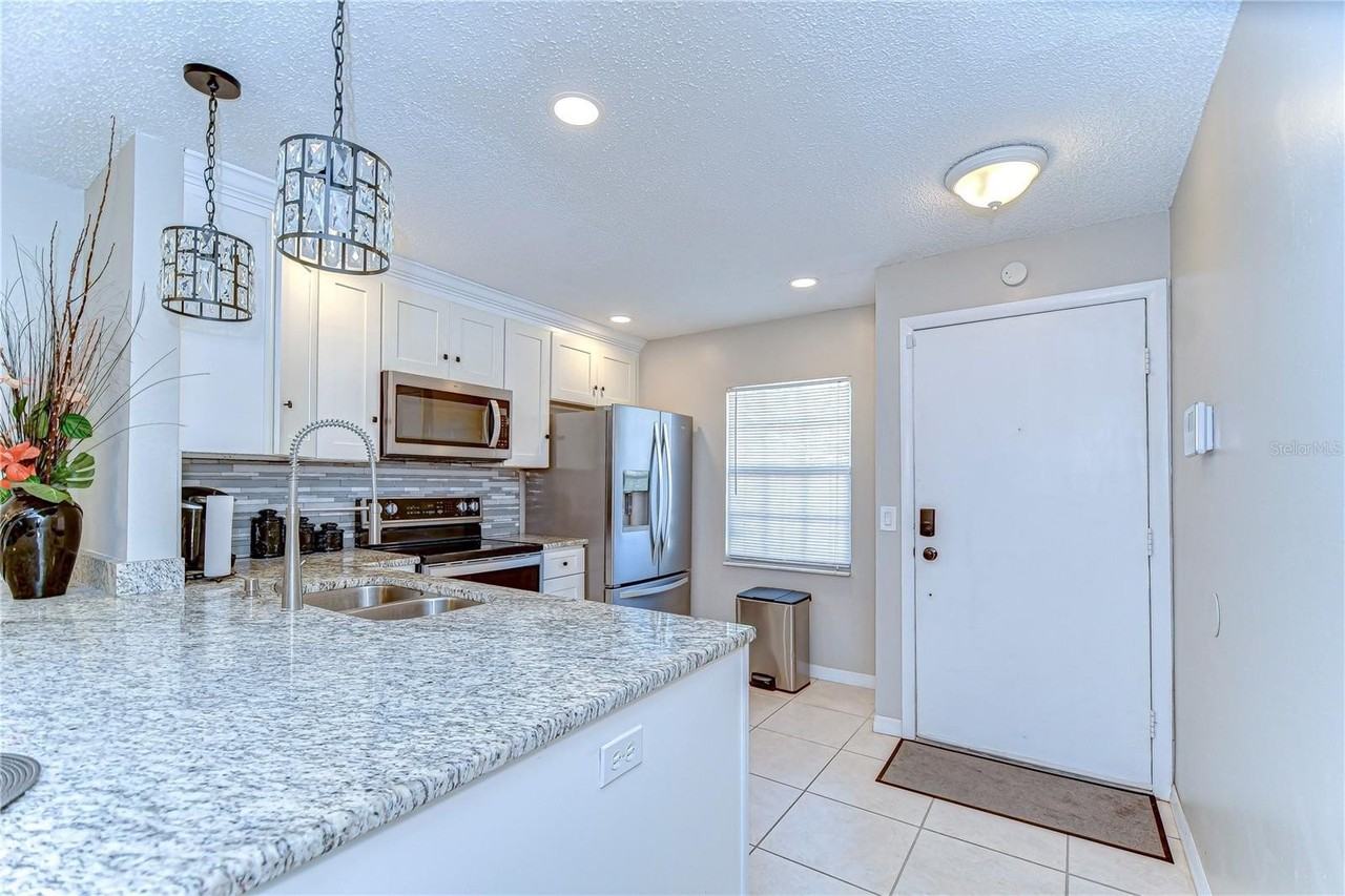 13870 Oakwood Ln - Photo 4 of 39