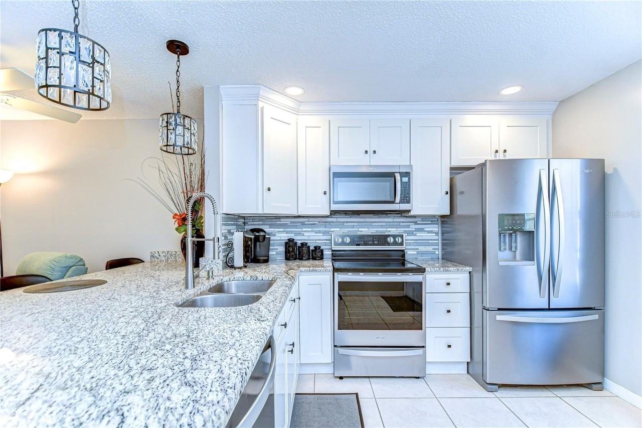 13870 Oakwood Ln - Photo 5 of 39