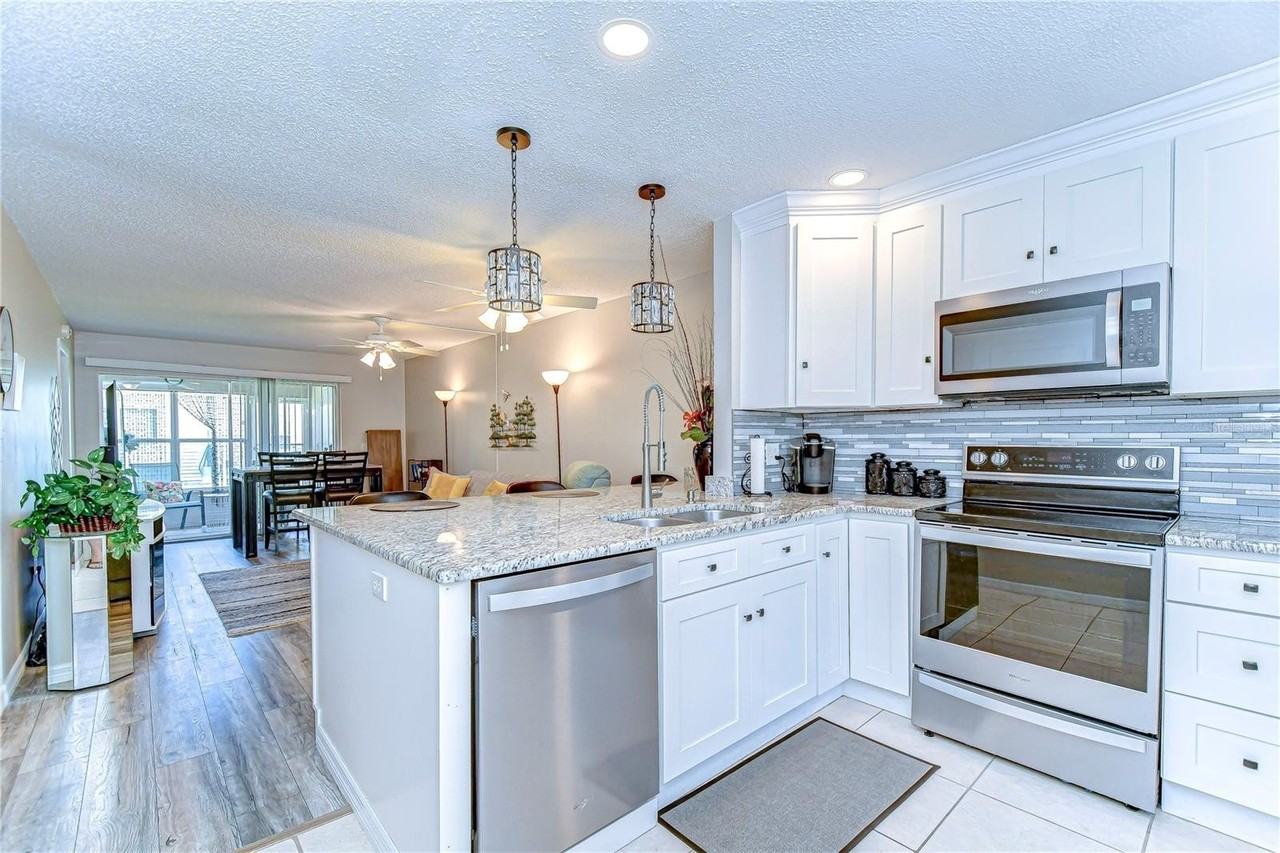 13870 Oakwood Ln - Photo 6 of 39