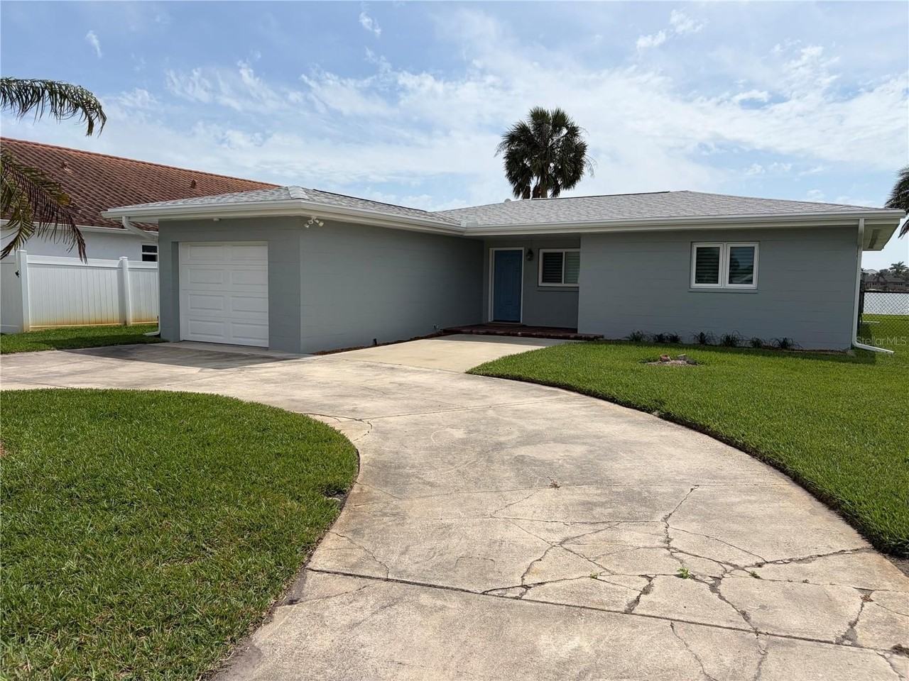 17045 Dolphin Dr - Photo 2 of 31