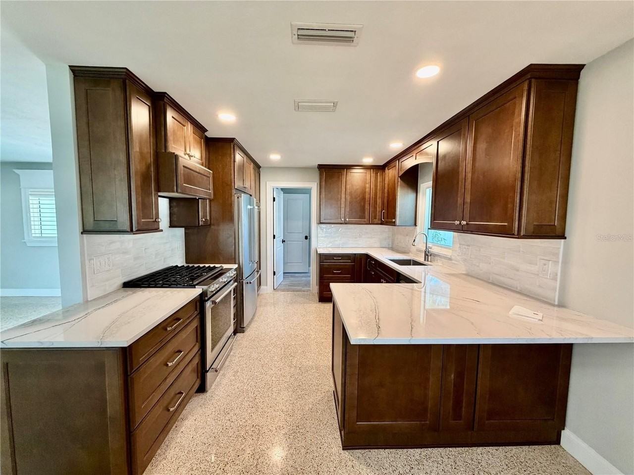 17045 Dolphin Dr - Photo 3 of 31