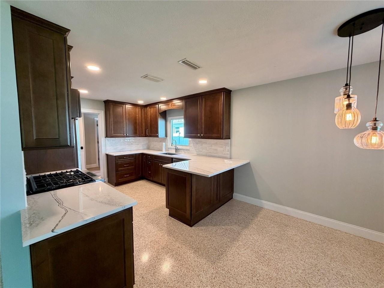 17045 Dolphin Dr - Photo 4 of 31