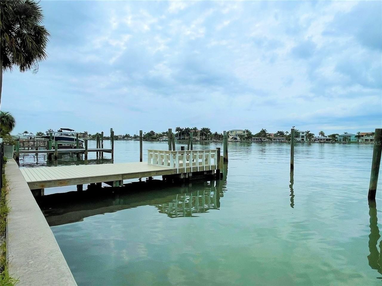17045 Dolphin Dr - Photo 5 of 31