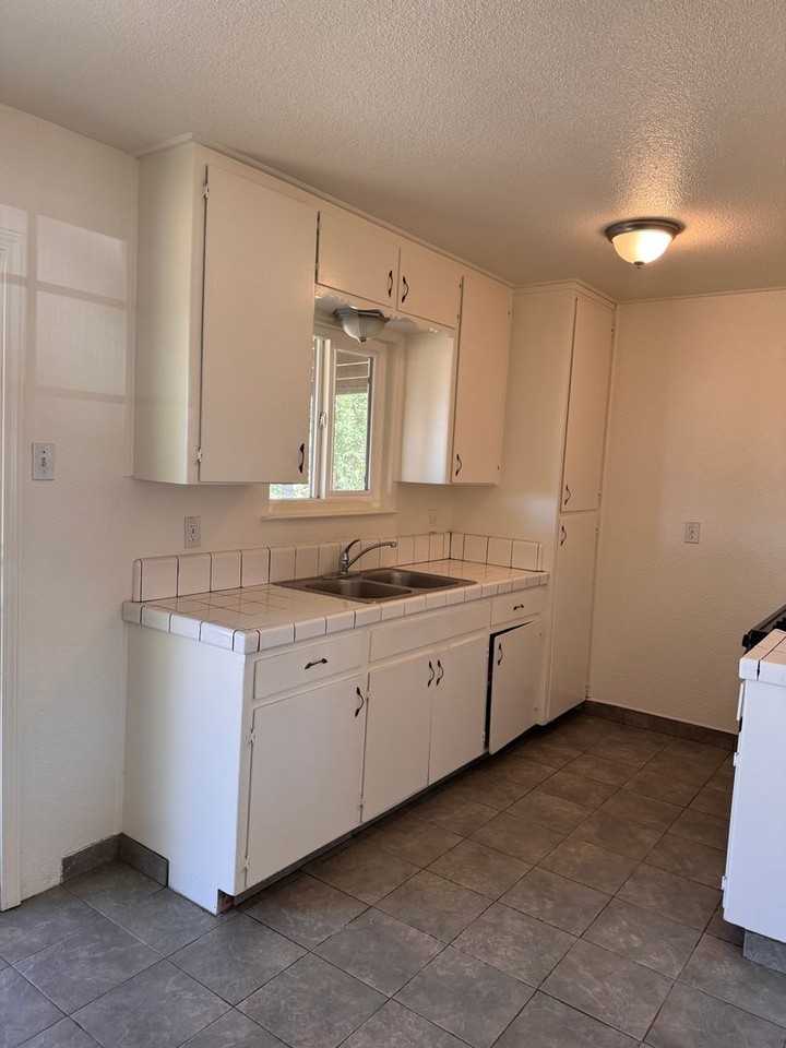 913 Banyan Dr - Photo 4 of 26