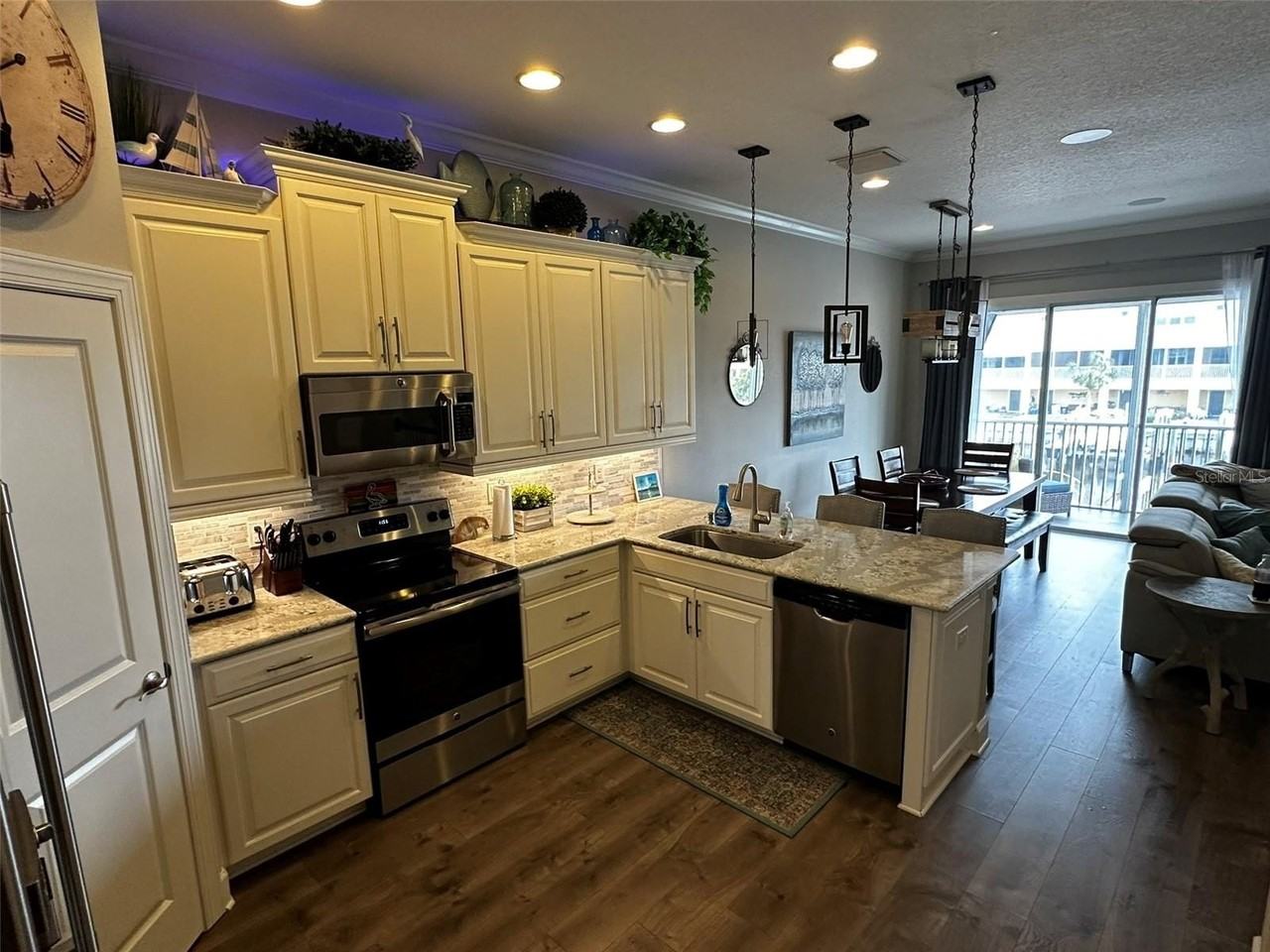 6072 Moorings Dr S - Photo 3 of 38