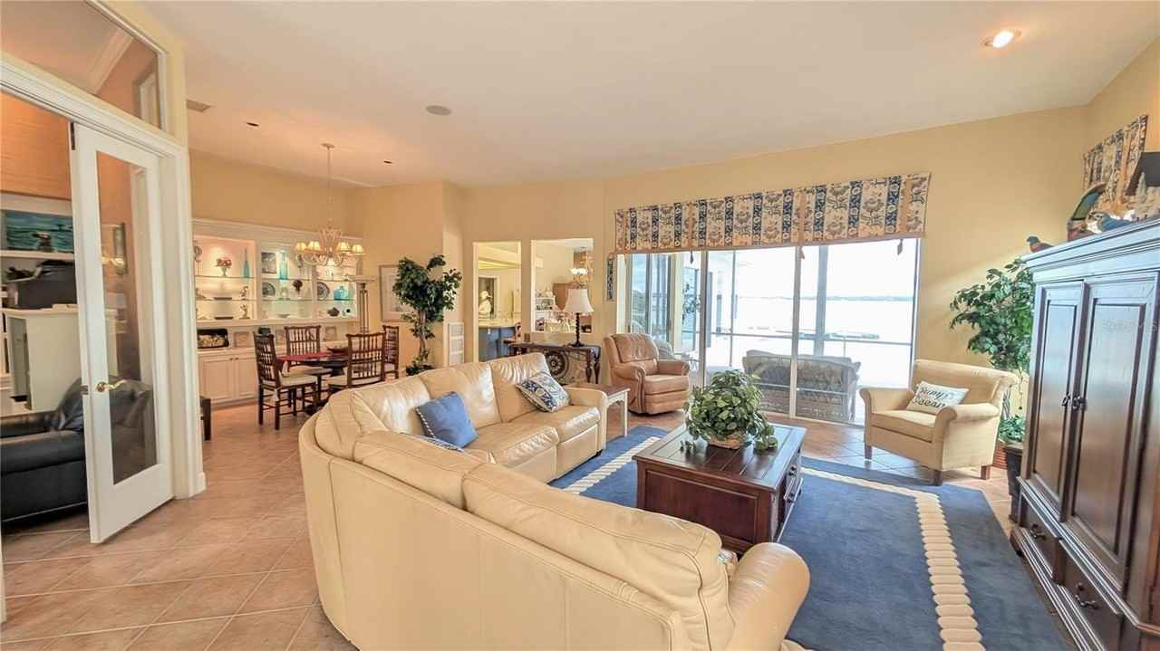 4709 Dolphin Cay Ln S - Photo 3 of 27