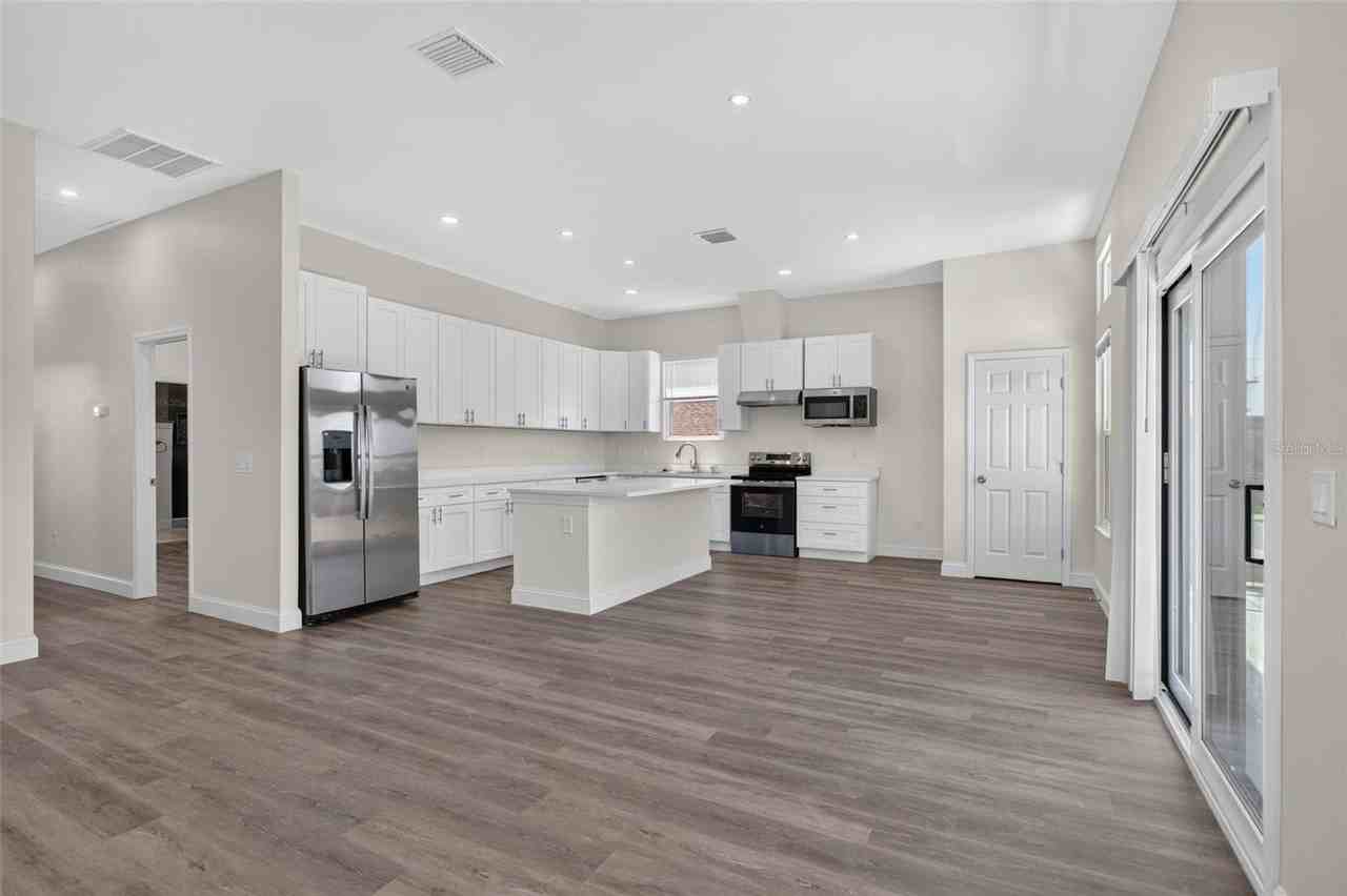 3022 W Douglas St - Photo 2 of 16