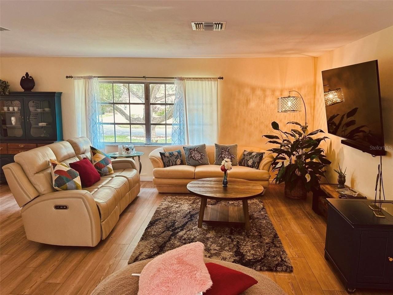 764 Forest Glen Rd - Photo 4 of 31