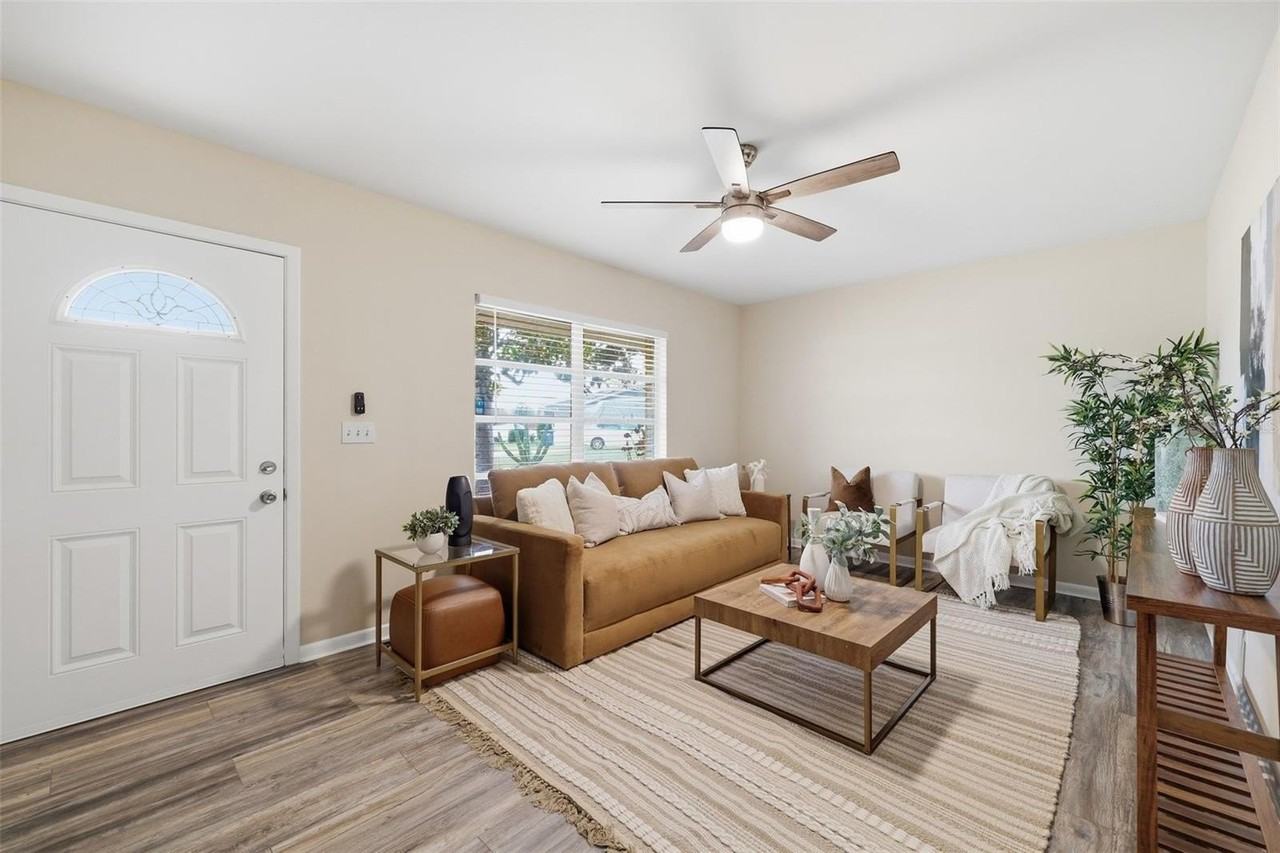 2327 W Knollwood Pl - Photo 4 of 36