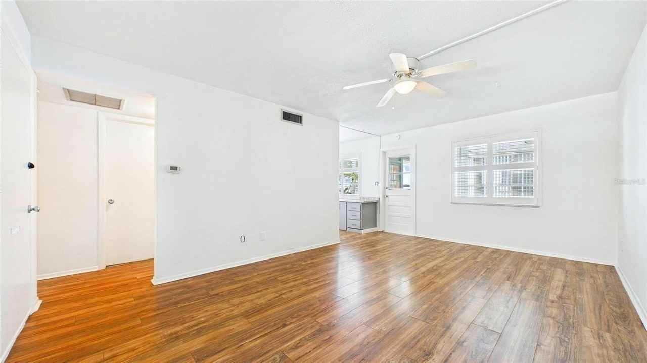 325 Sky Loch Dr W - Photo 7 of 40