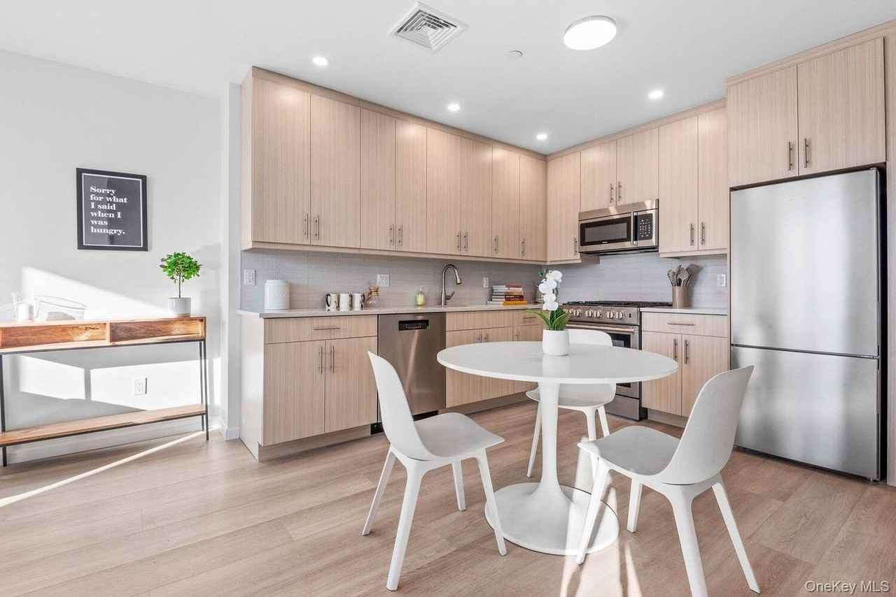 1 Lenox Rd #6D - Photo 3 of 12