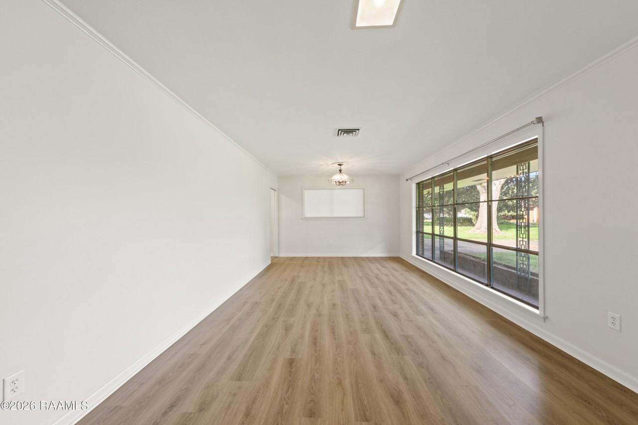 223 Stephanie Ave - Photo 3 of 27