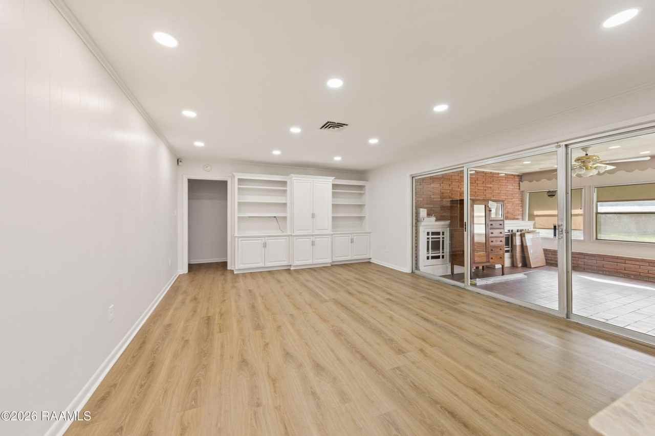 223 Stephanie Ave - Photo 5 of 27