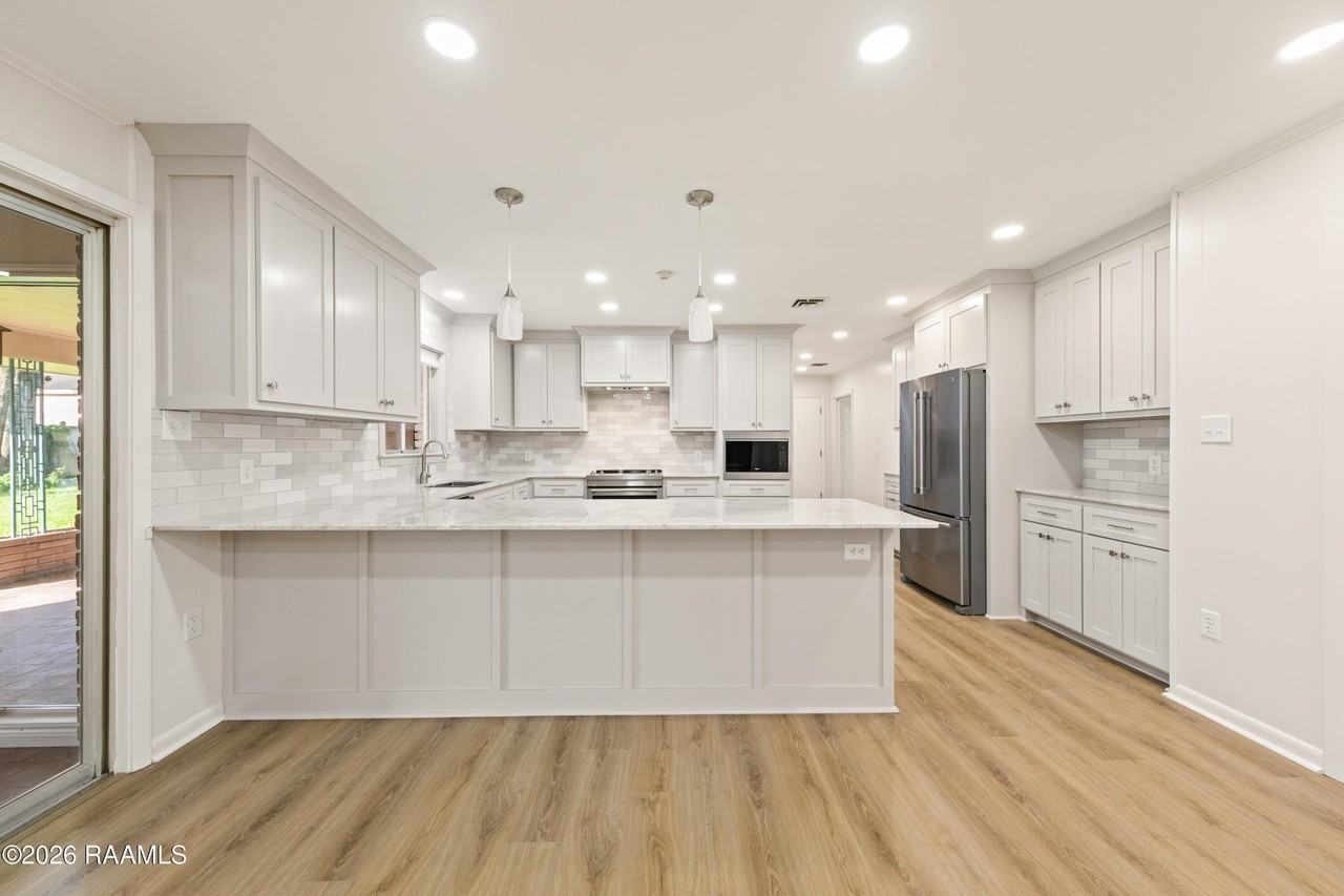 223 Stephanie Ave - Photo 6 of 27