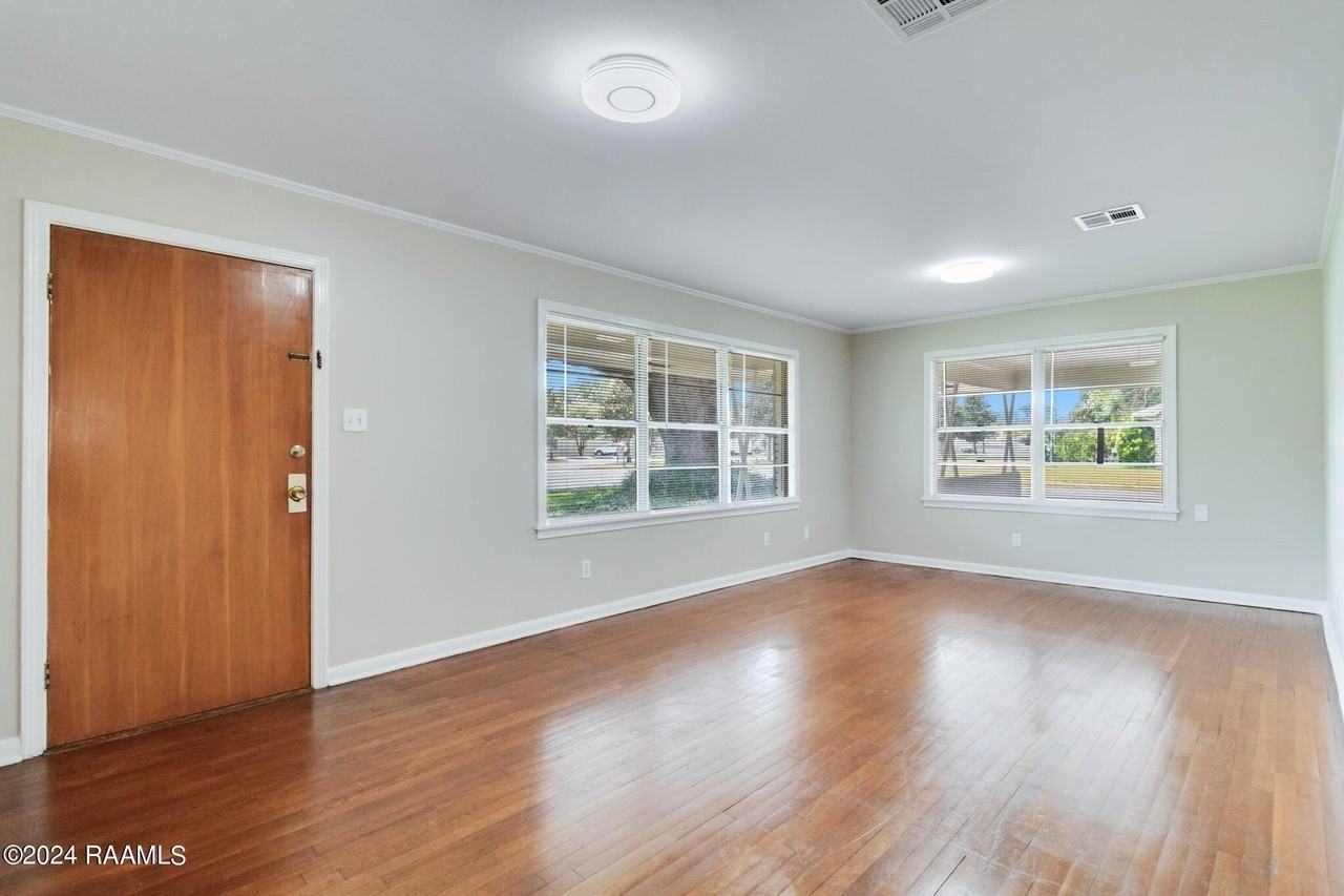 200 Montrose Ave - Photo 4 of 14