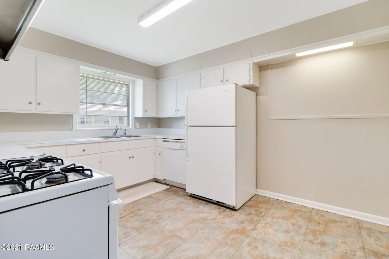 200 Montrose Ave - Photo 7 of 14