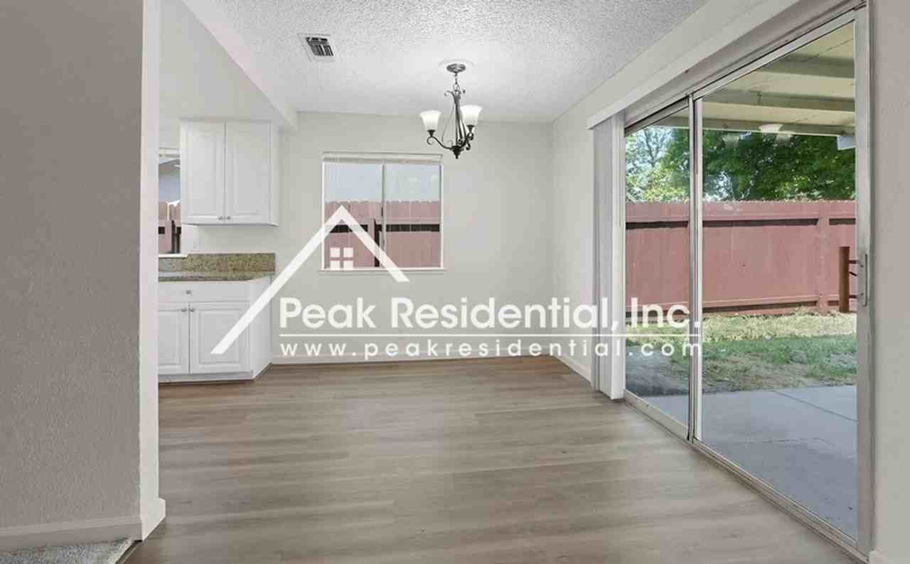 4154 Englewood St - Photo 5 of 20