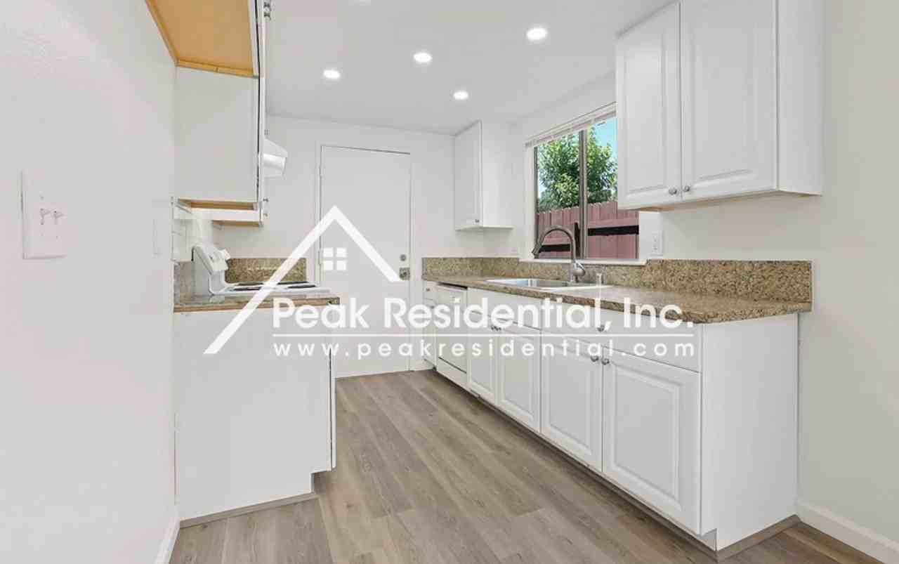 4154 Englewood St - Photo 6 of 20
