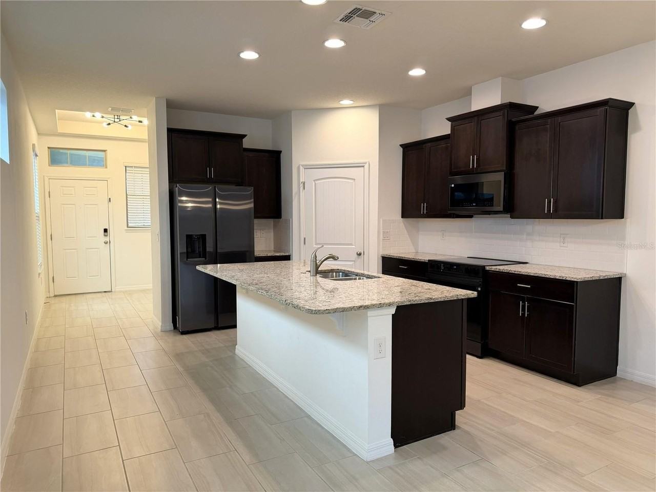 16856 Oakboro St - Photo 5 of 23